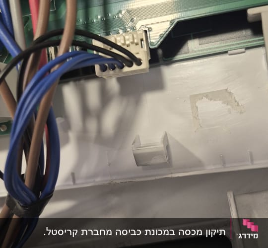 לוח מעגלים מודפס עם חוטים מחוברים
